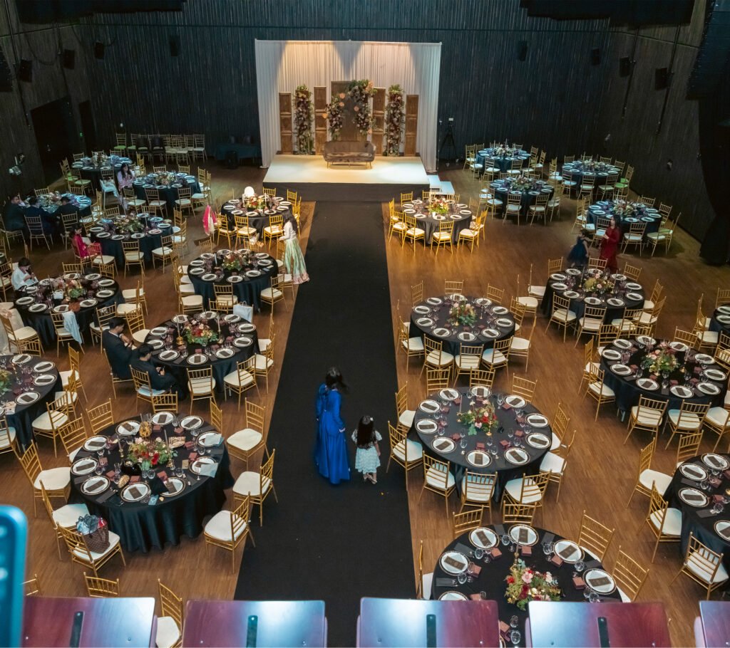 Bryllupslokale i Vestby med runde bord og blomsterdekorasjoner