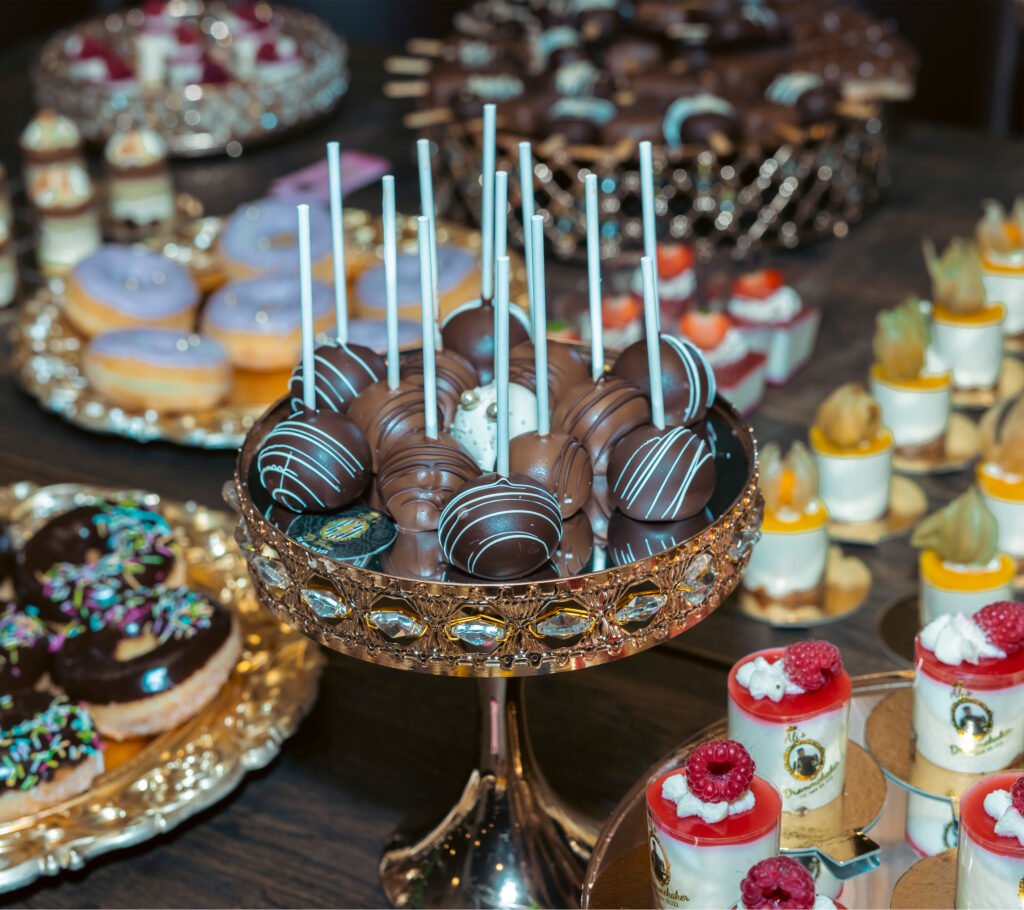 Søtsaker på et elegant fat