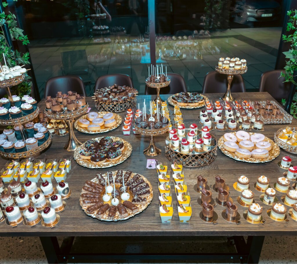 Luksuriøst dessertbord med kaker og søtsaker til bryllup hos Villa Vestby